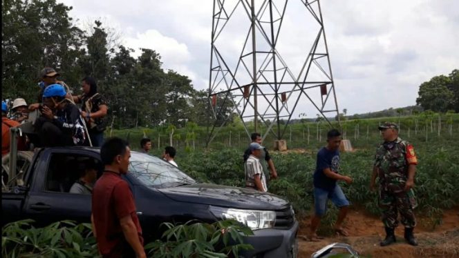 
 caption : Puluhan warga yang bergabung  empat Desa di Kecamatan Abung timur dan Abung Surakarta, menolak pemasangan kabel SUTET  