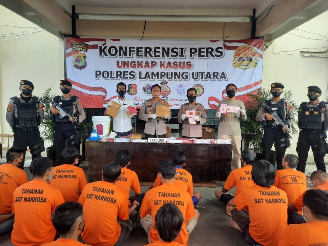 
 caption : Kapolres Lampura, AKBP Kurniawan Ismail saat gelar Ops Antik Krakatau 2022, meringkus 25 tersangka. Foto Fahrozy Irsan Toni  