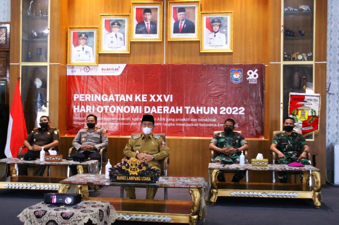 
 caption : Bupati Lampura Budi Utomo, bersama jajaran Forkopimda saat menghadiri peringatan ke XXVI Hari  Otda tahun  2022 yang digelar secara virtual di Rumah Jabatan Bupati, Senin (25/04).
