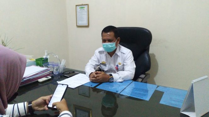 
 Foto Kadisnakertrans Lampura Maspardan saat diwawancarai di ruang kerjanya, Kamis(7/4).  