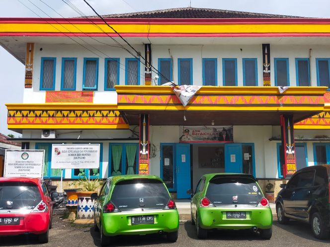 
 caption : Kantor Badan Kepegawaian dan Pengembangan Sumber Daya Manusia (BKPSDM) Lampura
