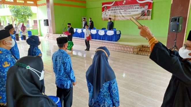 
 Foto RIA  caption : Kadisdikbud Lampura H. Mat Soleh saat melantik ratusan Kepsek di GSG SMAN 3 Kotabumi.
