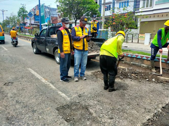 
 CAPTION : Tampak para pekerja dari Balai Pelaksanaan Jalan Nasional area Kotabumi-Terbanggi Besar,, sedang melakukan perbaikan badan jalan jendral Soedirman Kotabumi, yang mengalami kerusakan, Kamis(7/4). Foto IST  