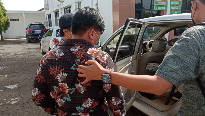 
 caption : Tersangka ZK (20) ditangkap dan ditahan Satreskrim Polres Lampura
