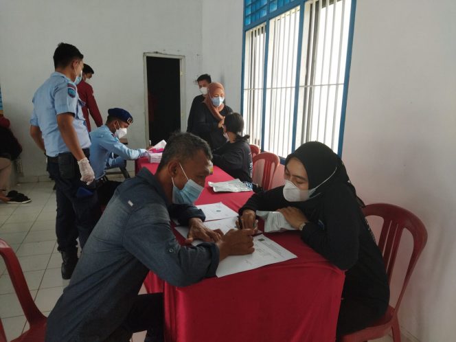 
 caption : Tes urine mendadak yang dilakukan tim gabungan BNNK Waykanan dan Polres Lampura di Rutan Kelas IIB Kotabumi
