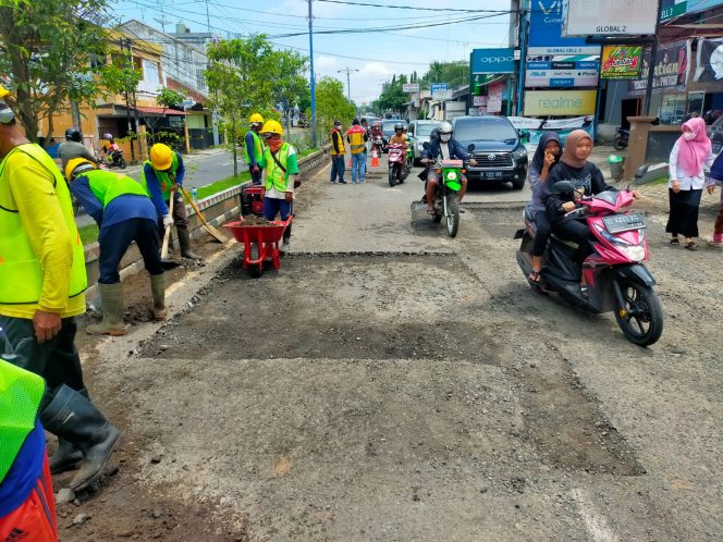 
 Tampak para pekerja dari Balai Pelaksanaan Jalan Nasional area Kotabumi-Terbanggi Besar,, sedang melakukan perbaikan badan jalan jendral Soedirman Kotabumi, yang mengalami kerusakan, Kamis(7/4). Foto IST  