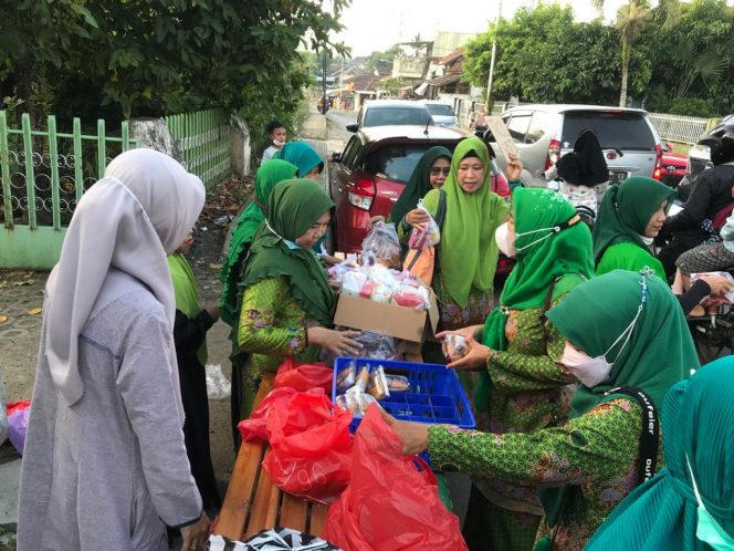 
 Ibu - Ibu yang tergabung dalam PAC Muslimat NU Kecamatan Kotabumi, saat berbagi takjil dan nasi Kotak dengan masyarakat yang melintas di jalan Sriwijaya Kampungbaru, Keluarahan Kotabumi Tengah, Kecamatan Kotabumi. Foto IST  