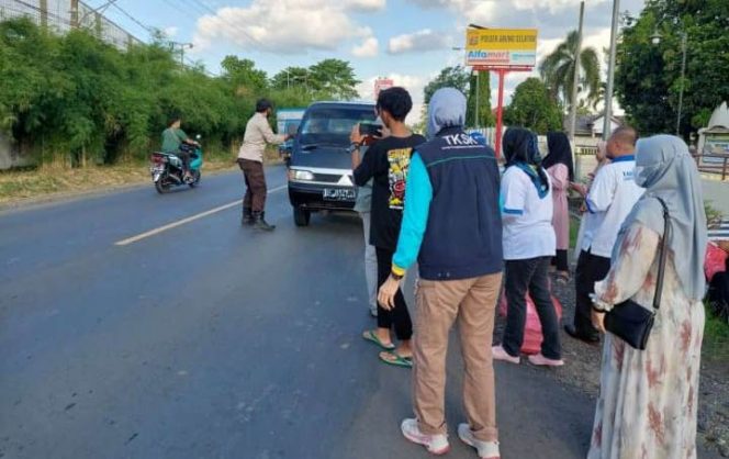 
 Sejumlah Pemuda yang tergabung dalam organisasi Karang Taruna dan TKSK Abung Selatan  saat membagikan takjil kepada para penggna jalan depan Mapolsek Abung Selatan, Minggu(24/4). Foto IST  