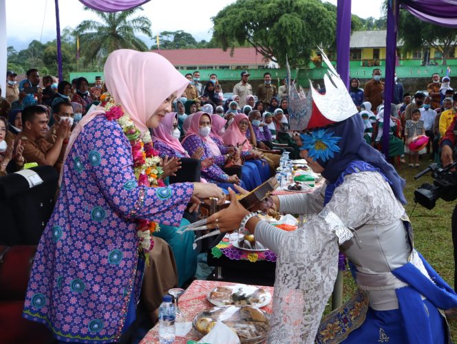 
 caption : Ketua TP-PKK Lampura, Nur Endah Sulastri Budi Utomo, saat meninjau langsung desa Sidokayo Kecamatan Abung Tinggi, pergelaran lomba desa.  