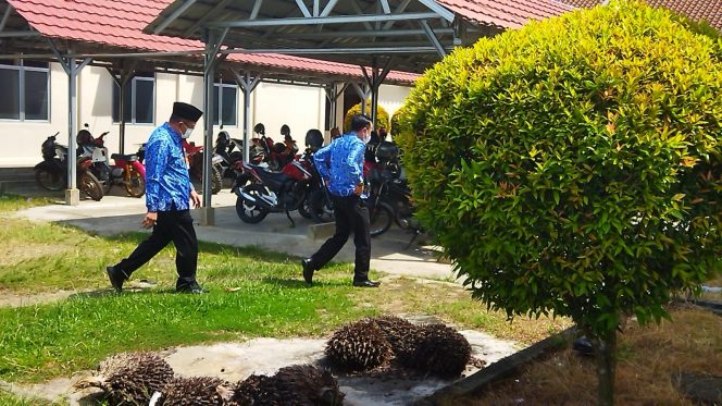 
 caption : Sekda Lampura, Lekok (dibelakang) bersama Asisten I, Mankodri (depan) saat tiba di Mapolres menuju ruang riksa Satreskrim Polres Lampura, Selasa (17/5)
