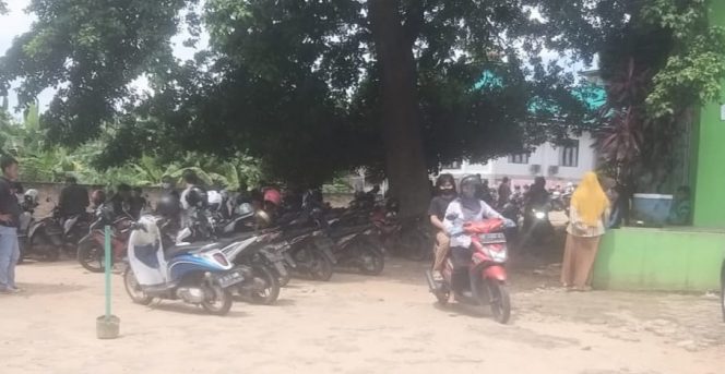 
 caption : Tampak parkir kendaraan memadati kantor Disdukcapil Lampura