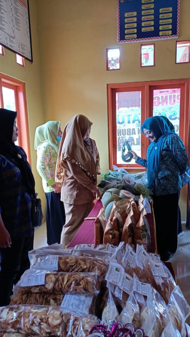 
 caption : Ketua TP-PKK Lampura Hj. Nur Endah Sulastri Budi Utomo saat meninjau hasil UMKM para pengrajin dalam Lomba Desa, Senin(23/5). Foto IST