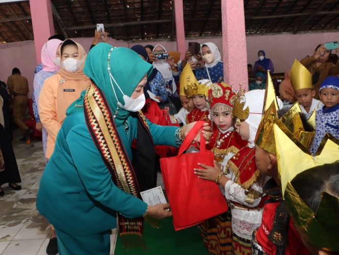 
 caption : Hj. Nur Endah Sulastri Budi Utomo, S.Pd., M.M pada kegiatan Pengukuhan Ketua Tim Penggerak PKK dan Bunda PAUD Desa se-Kecamatan Blambangan Pagar
