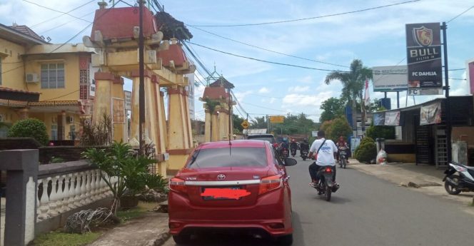 
 caption : Sejumlah kendaraan yang diparkir dibahu jalan depan kantor Disdikbud Lampura
