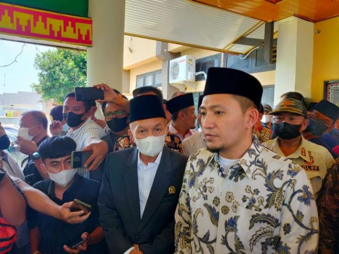 
 caption : Ardian Saputra (kanan), didampingi ketua Koalisi Partai Pengusung, Farouk Danial, memberikan keterangan usai memenangkan pemilihan di DPRD Lampura 6 April 2022 lalu. foto Ist  