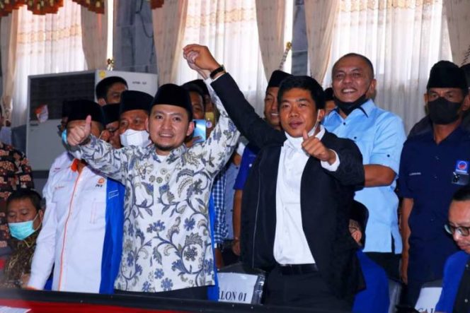 
 caption : Ardian Saputra, bersama pesaingnya William Mamora, saat penetapan calon wakil bupati oleh DPRD Lampung Utara
