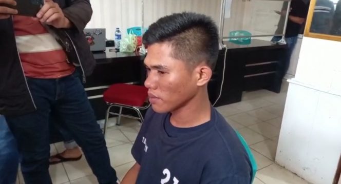 
 Tersangka Utama penganiayaan berat hingga korban Regi Gunawan - warga Gununglabuhan(Waykanan) meninggal dunia, mkenyerahkan diri ke Mapolres Lampura, Minggu(8/5). Foto IST 