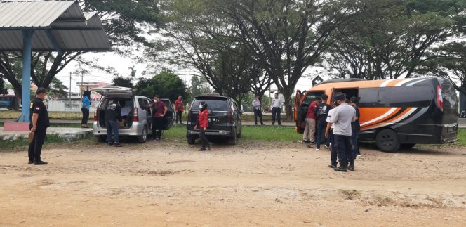 
 caption : Tim gabungan tengah memeriksa sejumlah kendaraan yang melintas di Terminal Simpang Propau Lampura
