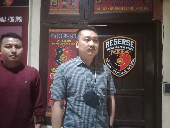 
 Kasat Reskrim Polres Lampura AKP Eko Rendi Oktama, saat diwawancarai awak media, Rabu(11/5). Foto IST 