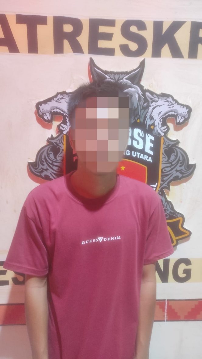 
 Terduga pelaku Anirat, hingga mengakibatkan korban meninggal dunia dengan TKP di depan kounter Yayang Cell, saat diamankan di Mapolres Lampura. Foto IST