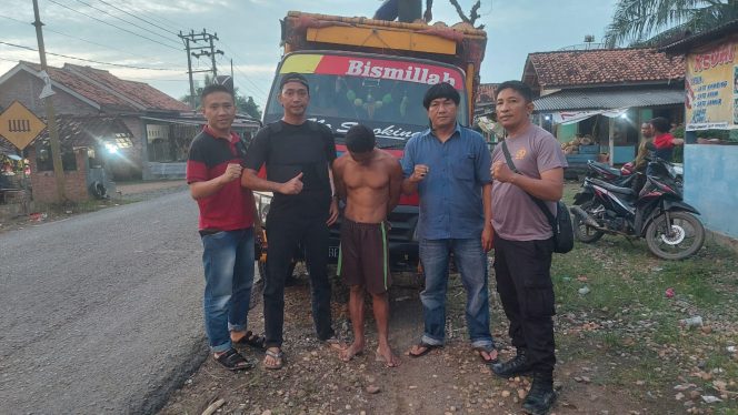 
 Caption : Tersangka WR, bersama satu unit mobil truk yang diduga sebagai alat kejahatan pencurian TBS Sawit, saat diamankan anggota Polsek Sungkai Utara. Foto Humas Polres Lampura