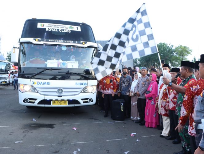 
 caption : Tampak Bupati Lampura Budi Utomo bersama Ka Kemenag Totong saat melepas CJH di Stadion Sukung Kotabumi, Kamis(9/6). Foto Diskominfo Lampura
