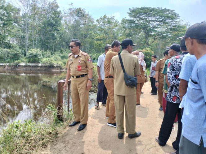 
 caption : Kadisporapar Lampura H. Imam Hanafi saat meninjau Bendungan yang ada di Trimodadi dan Way Sinar Ogan Abung Selatan, Senin(27/6).  