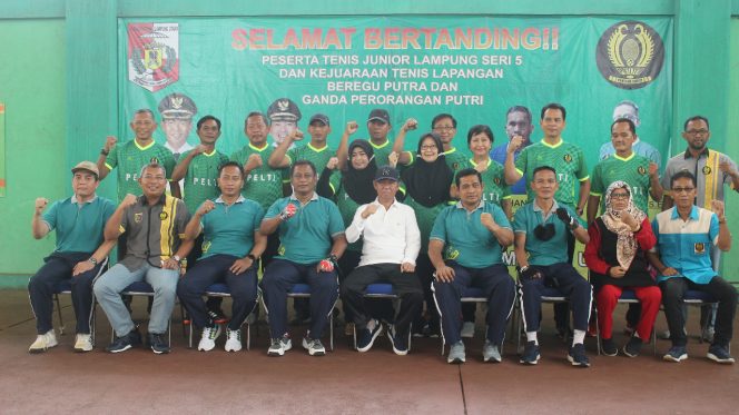 
 caption : Bupati Lampung Utara H. Budi Utomo, foto bersama usai membuka Sirkuit Tenis Junior Lampung Seri 5 dan Kejuaraan Tenis Lapangan Beregu Putra dan Ganda Perorangan Putri dalam rangka HUT Lampura ke-76
