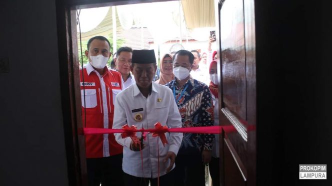 
 caption : Bupati Lampura H. Budi Utomo saat melakukan pemotongan Pita tanda peresmian Sekolah Sahabat di SMPN 10 Kotabumi, Kamis(16/6).
