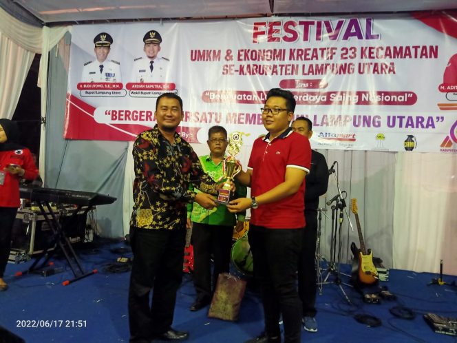 
 CAPTION : Pemberian hadiah kepada pemenang dalam Festival UMKM dan ekonomi kreatif 23 Kecamatan se-kabupaten Lampura yang diselenggarakan oleh DPC Banteng Muda Indonesia (BMI) Kabupaten Lampura 
