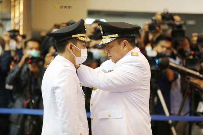 
 caption : Gubernur Lampung Arinal Djunaidi menyematkan tanda pangkat dan jabatan wakil bupati kepada Ardian Saputra dalam upacara pelantikan dan pengambilan sumpah jabatan wakil bupati Lampura sisa masa jabatan 2019-2024  di Balai Keratun Lt. 3, Komplek Kantor Gubernur Lampung, Jumat (10/6) lalu.  