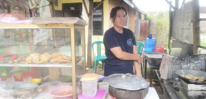 
 caption : Salah satu pedagang gorengan di Kotabumi Lampung Utara  