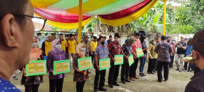 
 caption :  Kabid Peternakan Yudhi Bachtiar saat menerima secara simbolis dosis Vaksin PMK.
