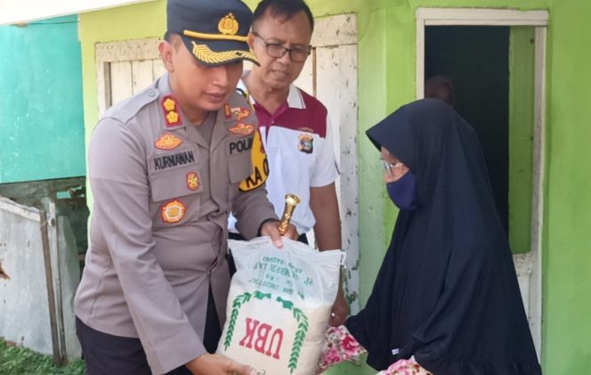 
 caption : Kapolres Lampung Utara AKBP Kurniawan Ismail SH. SIK. MIK, saat memberikan bingkisan terhada masyarakat 
