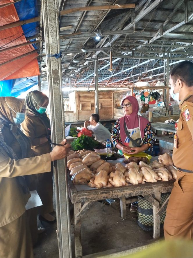 
 Foto IST  Tampak Sekretaris Disdag Sinar Barkah dan Tim saat mengecek harga sebelas bahan pokok di Pasar Sentral, Senin(20/6).
