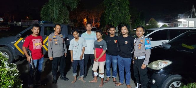 
 Dua tersangka pelaku begal di wilayah Bukitkemuning, saat diamankan ke Mapolres Lampura, Senin(6/6) malam 