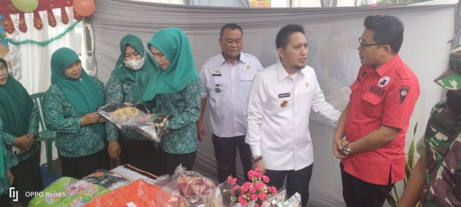 
 Caption : Wabup Ardian Saputra didamping Ketua DPC BMI Lampura Muhammad Aditya Arafat, saat mengunjungi salah satu stand festival UMKM di Halaman Parkir Stadion Sukung Kotabumi, Rabu(15/6) petang. Foto Riduan 
