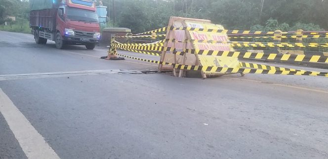 
 caption : Inilah Kondisi Jembata. way Sabuk di Desa Bumi Nambung, Kecamatan Abung Barat, yang merupakan jembatan penghubung jalan nasional kondisinya kian parah.-Foto Fahrozy Irsan Toni
