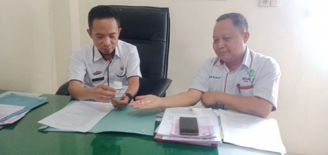 
 caption : Kabid P2PL Lampura dr. Dian Mauli didampingi Kasinya Yusuf saat menunjukkan obat pengganti bubuk Abate untuk memberantas nyamuk DBD, Rabu(22/6).
