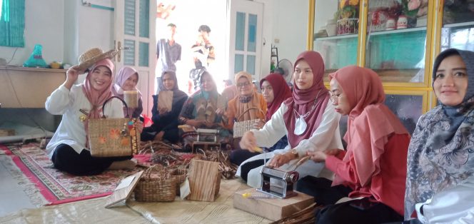 
 Foto RIA  Tampak Kadis Koperasi Dina Prawitarini bersama para Pengrajin saat menunjukkan hasi kerajinan dari Gulma, di rumah salah satu Pengrajin Tapis, Rabu(8/6).
