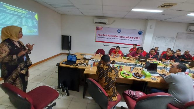 
 caption : Penyuluhan bahaya penyalahgunaan Narkotika di lingkungan kerja yang diselenggarakan Alfamart Branch Kotabumi
