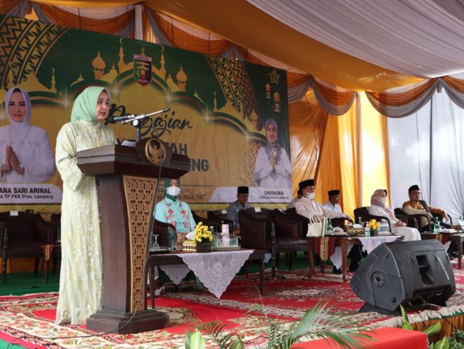 
 caption : Ketua TP-PKK Provinsi Lampung Riana Sari saat pengajian di Kabupaten Lampura. Foto Diskominfo Lampura  