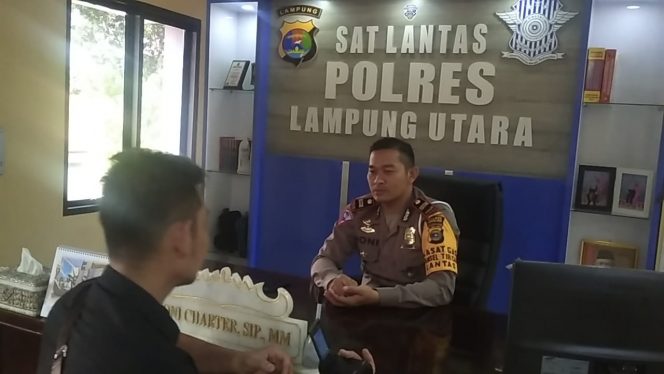 
 caption : Kasat Lantas Polres Lampura Iptu Joni Charter, SIP, MM  