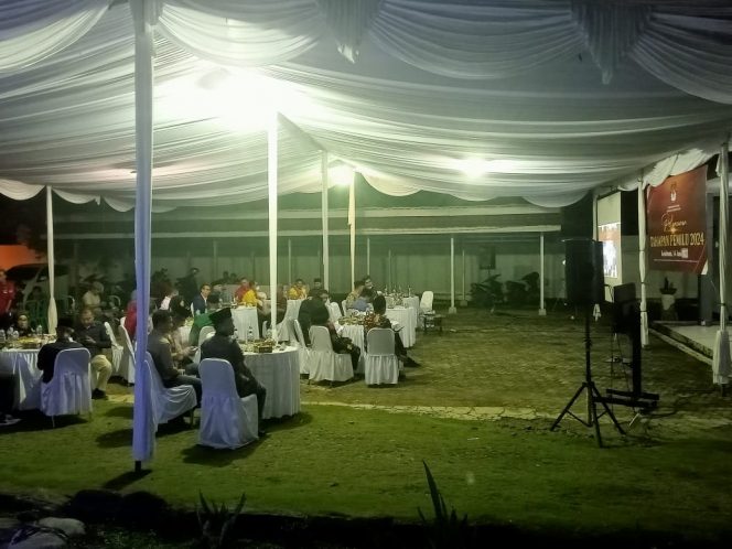 
 caption : Foto suasana pelaksanaan kegiatan virtual pengumuman tahapan pemilu serentak di kantor KPUD Lampura, Selasa(13/6) malam
