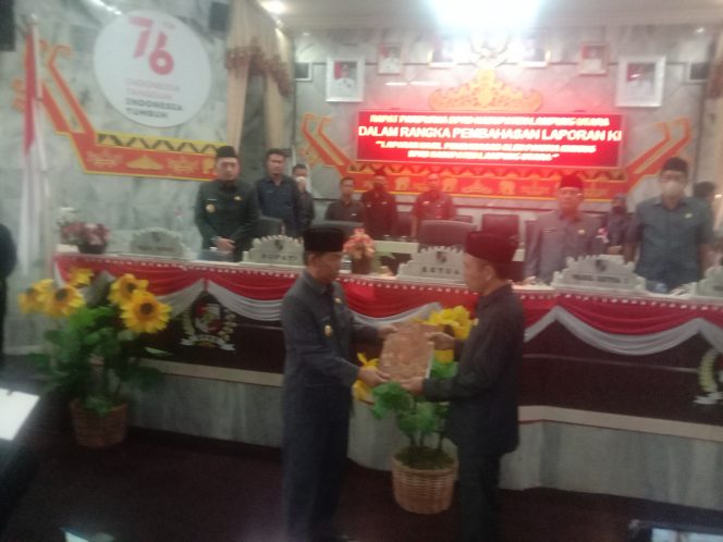 
 caption : Ketua DPRD Lampura, Romli menyampaikan rekomendasi DPRD atas LKPj Kepala Daerah Tahun 2021 kepada bupati Lampura Budi Utomo, diruang rapat DPRD, Senin (13/6)  