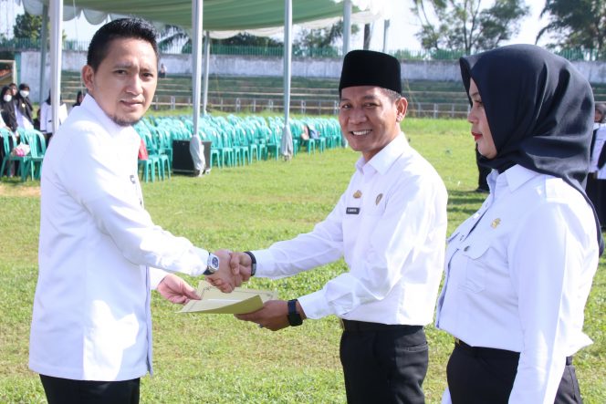 
 caption : Wabup Lampura Ardian Saputra saat menyerahkan SK PPPK di Stadion Sukung Kotabumi, Rabu(22/6). Foto Diskominfo Lampura
