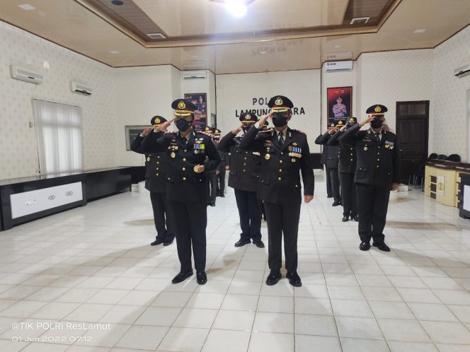 
 Kapolres Lampura AKBP Kurniawan Ismail, saat mengikuti upacara peringatan hari lahir Pancasila secara virtual di ruang Rekonfu Mapolres, Rabu(1/6). Foto Dok  Humas Mapolres Lampura.    
