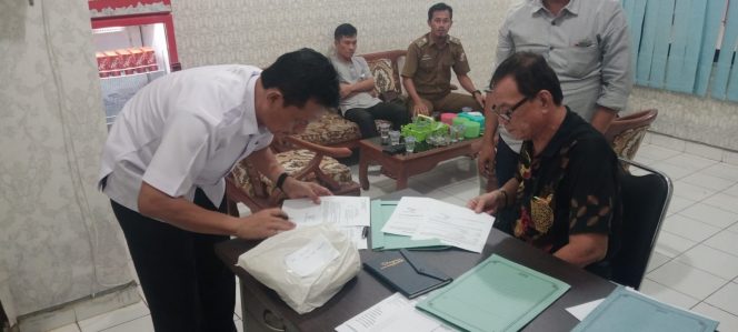 
 Foto Humas Polres Lampura
Caption : Kasat Intelkan Polres Lampura Iptu Suhaili, saat menerima penyerahan diri tersangka pelaku curas didampingi Tokoh Adat Mat Tauhid gelar Suttan Pucceng, dan Marta Gunawan selaku Kades Praduanwaras,  Kecamatan Abung Timur.