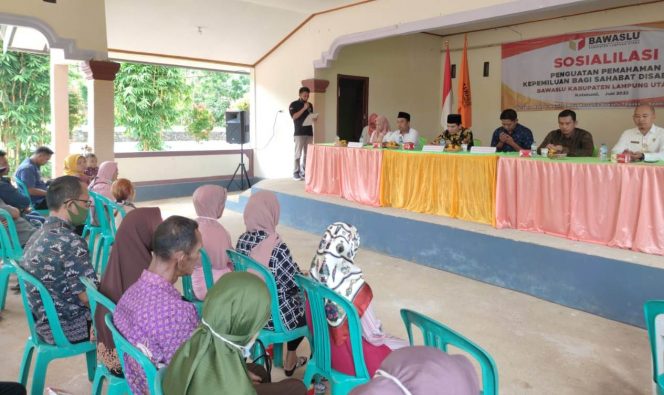 
 Caption : Bawaslu Lampura saat menggelar sosilisasi penguatan pemahaman kepemiluan bagi penyandang disabilitas di Aula Pertemuan Agro Wisata Lembah Bambukuning, Desa Candimas, Kecamatan Abung Selatan, Rabu(22/6). Foto Dok Bawaslu Lampura.