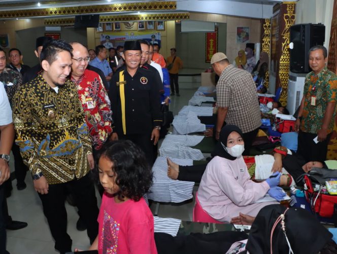 
 Wabup Lampura Ardian Saputra, bersama Sekda Lekok, dan Ketua IKS Edi Santoni,  saat meninjau pelaksanaan donor darah di ruang Tapis pemkab Lampura, Jum’at(24/6). Foto IST For Radar Kotabumi.